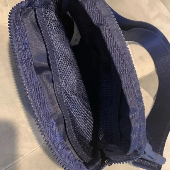 NWOT Lululemon Everywhere Belt Bag Heritage 365 Camo Smoky Red Night Sea… - Picture 6 of 8